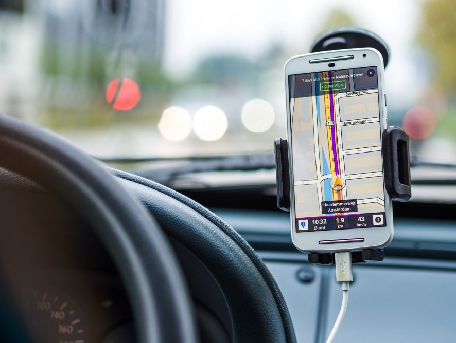 GPS w samochodzie - telefon czy dedykowane urządzenie?