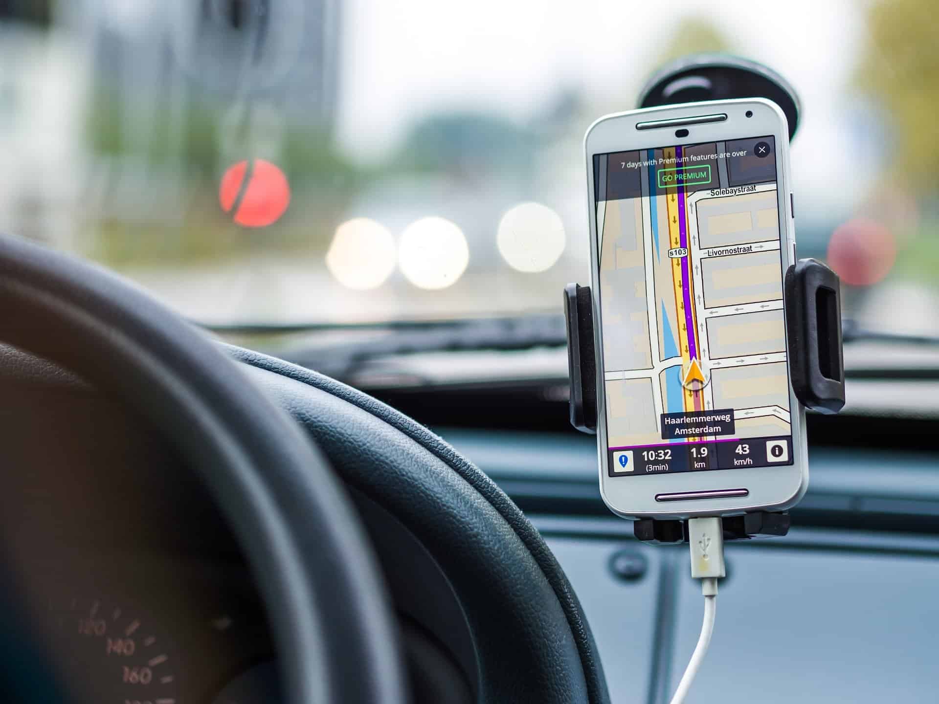 GPS w samochodzie – telefon czy dedykowane urządzenie?