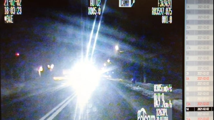 Kierowca migający długimi światłami został ukarany mandatem - dlaczego?