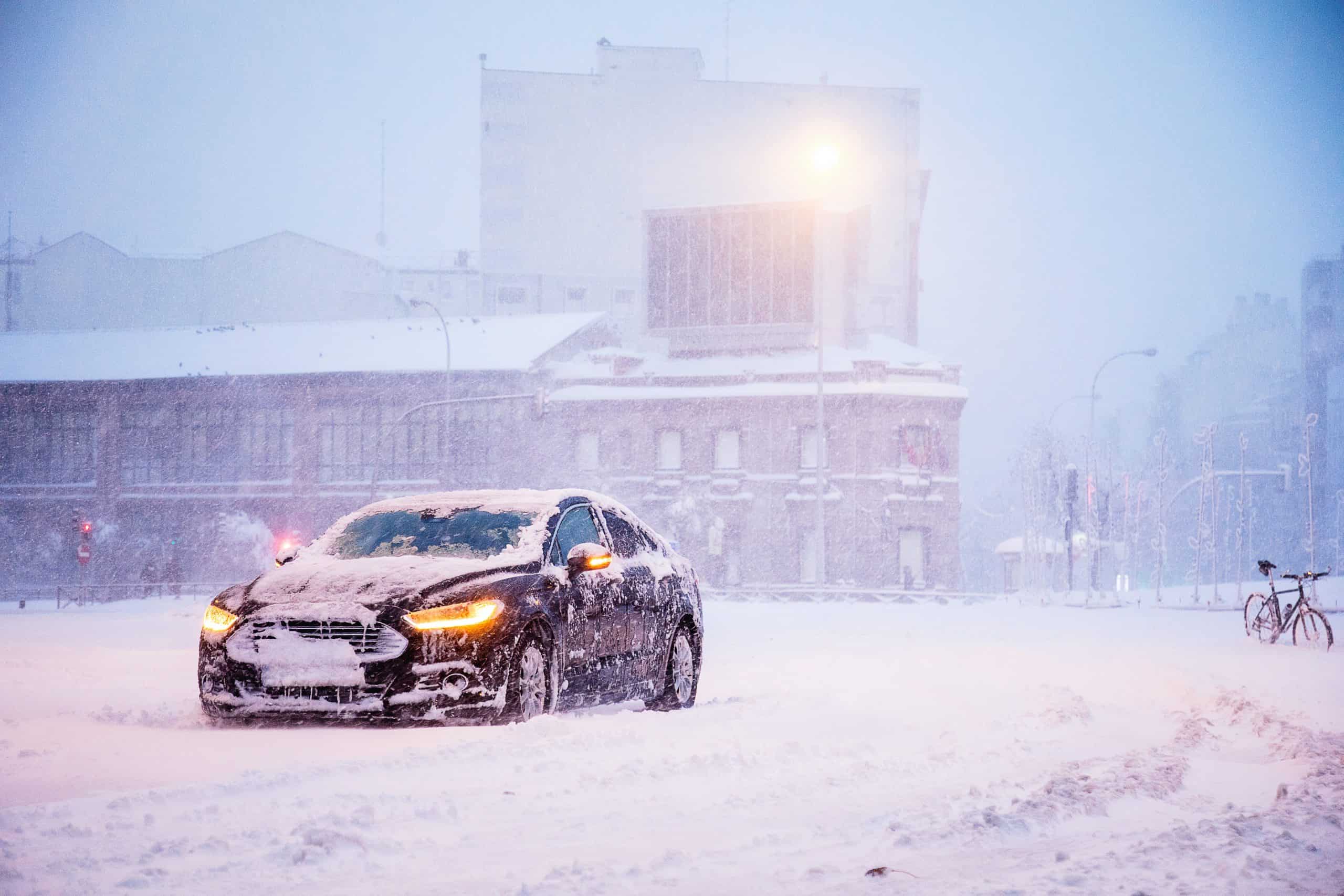 Utrudnienia drogowe w Polsce – śnieg i mróz panują na drogach, uważajcie! (MAPA)