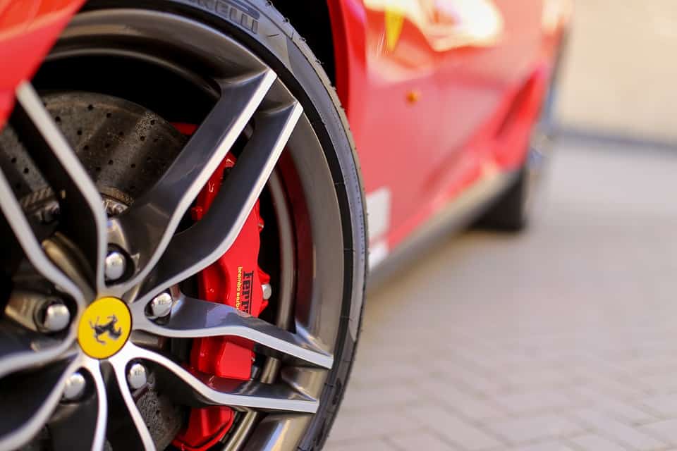 Ferrari SF90 Spider – auto, które zapiera dech w piersiach!