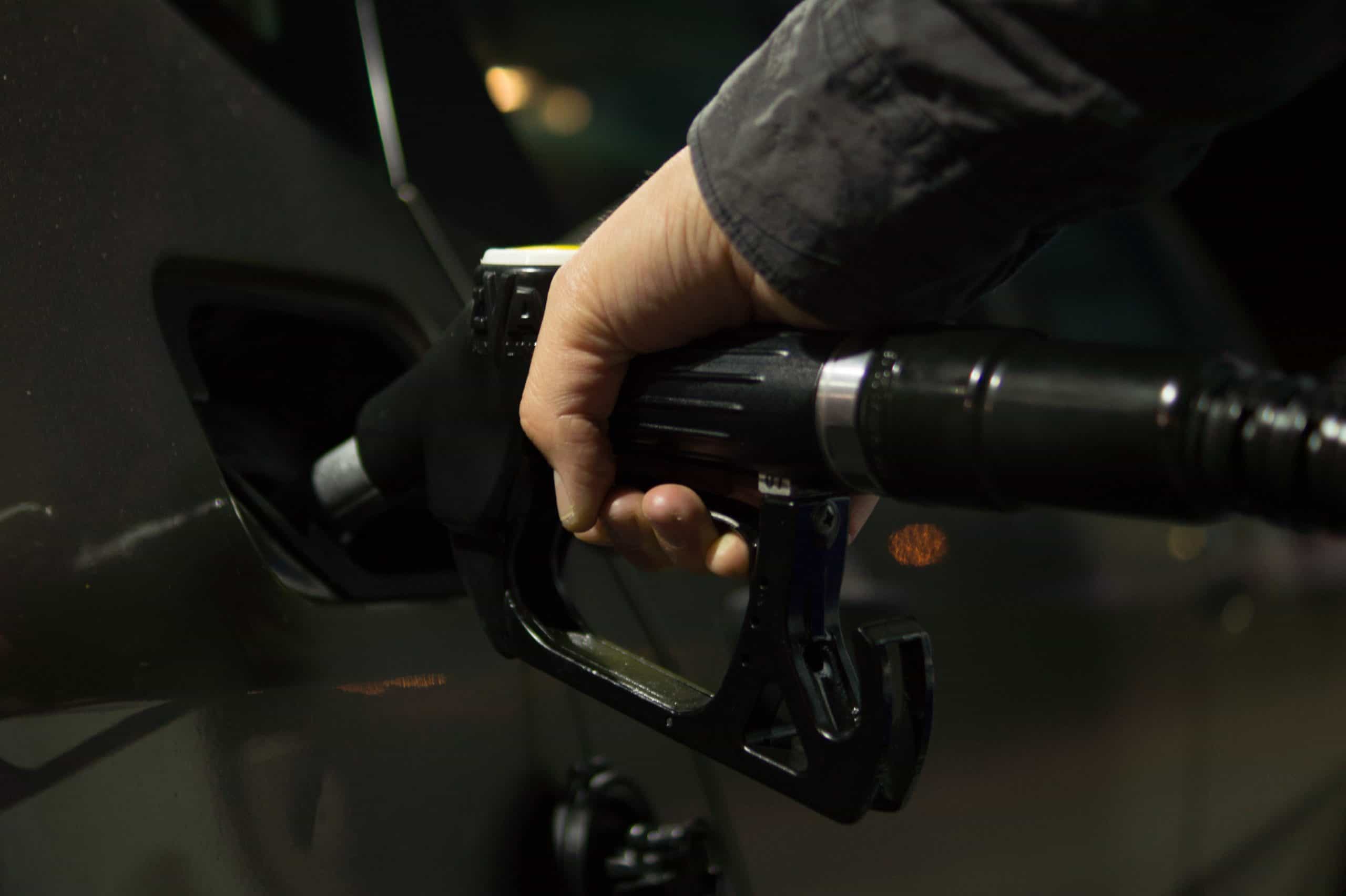 Co wpływa na cenę paliwa i dlaczego jest ono teraz takie drogie?